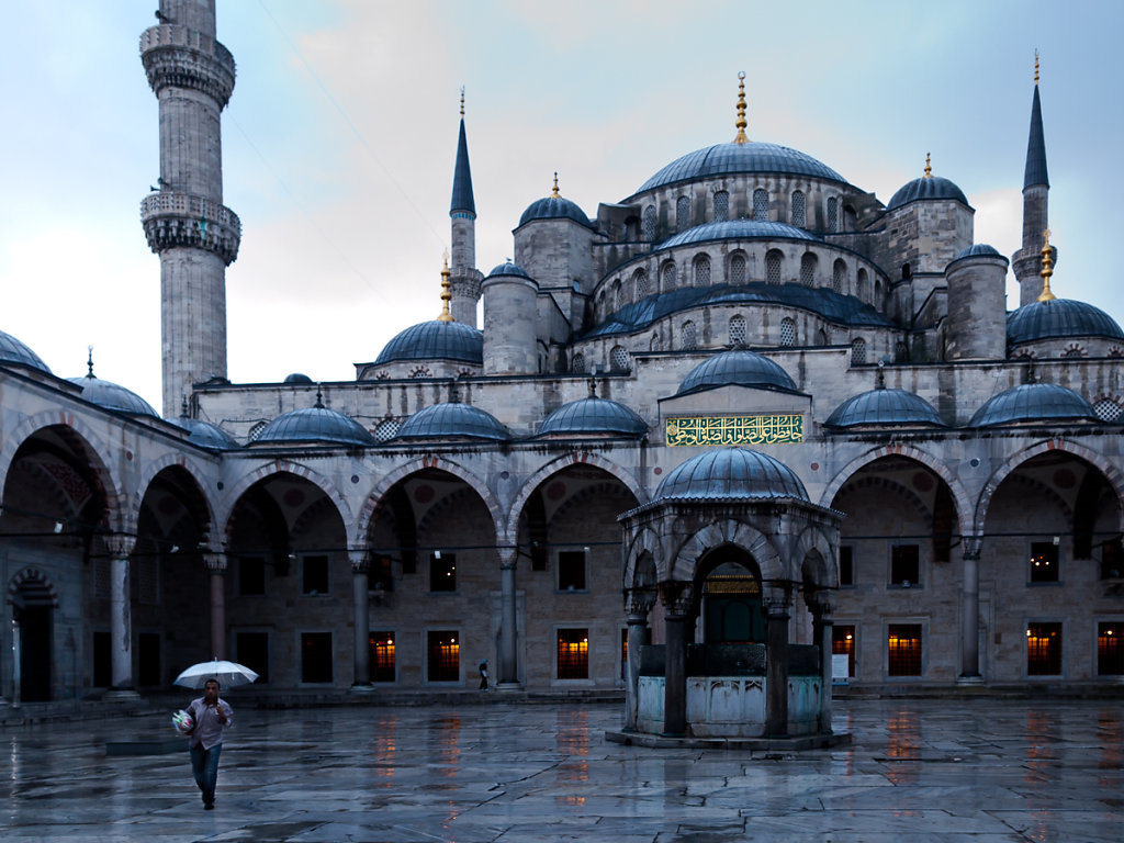 In search for customers, Blue Mosque / Sulthanamet - Istanbul