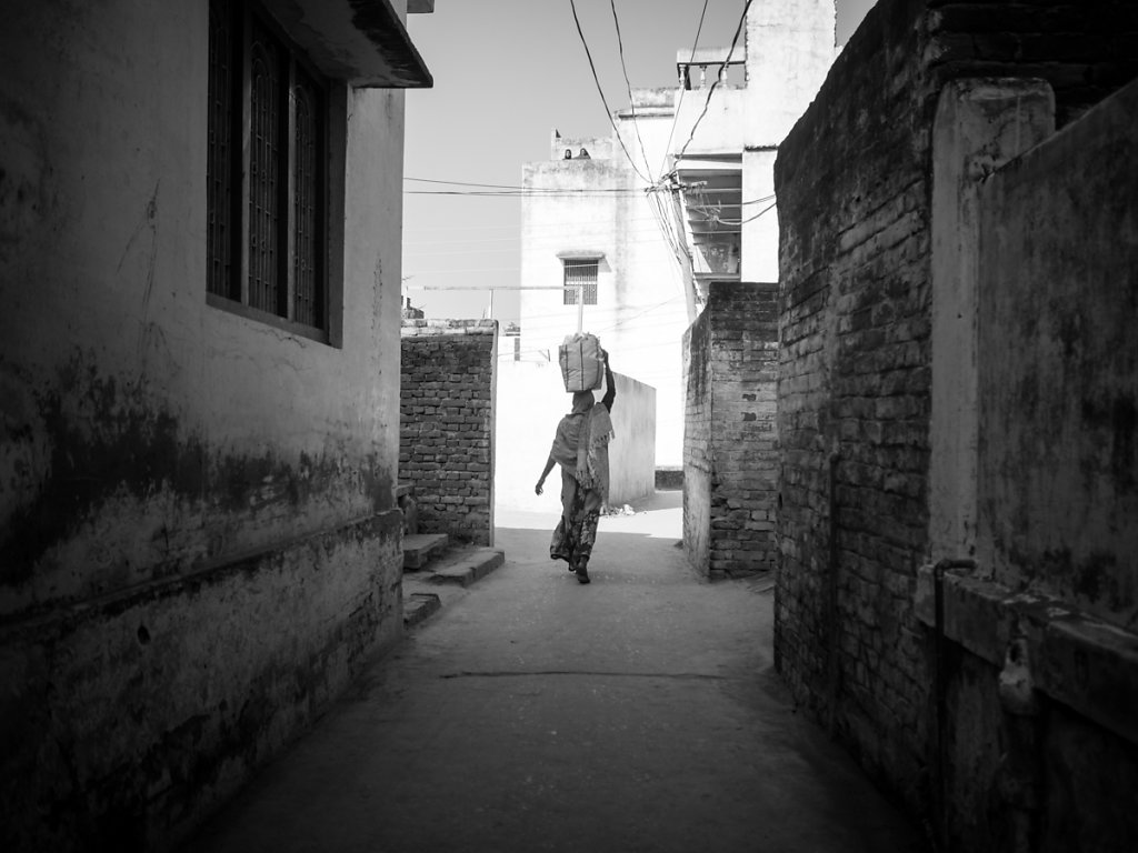 Head-Carrying Woman in Ramnagar, Uttar Pradesh
